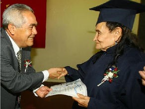 A sus 84 años anciana obtiene título de bachiller en el Salvador