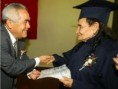 A sus 84 años anciana obtiene título de bachiller en el Salvador